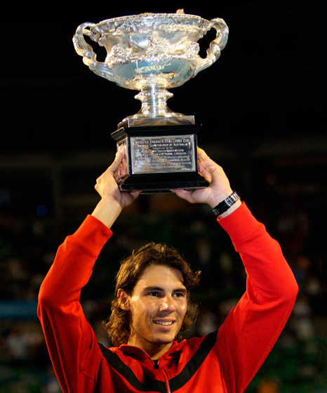 Rafa Nadal solleva il trofeo per la vittoria agli Open d’Australia